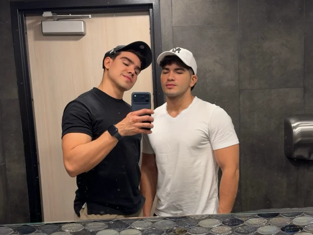 pistacho_bross19's Offline XXX Chat