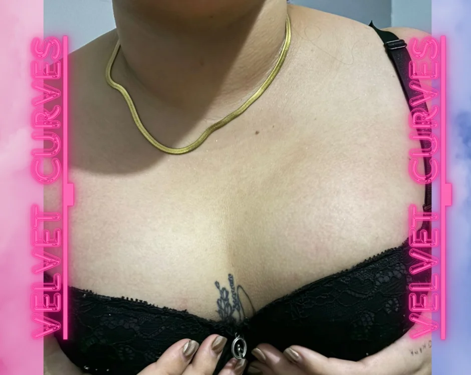 Velvet_Curves' Offline Chat Room
