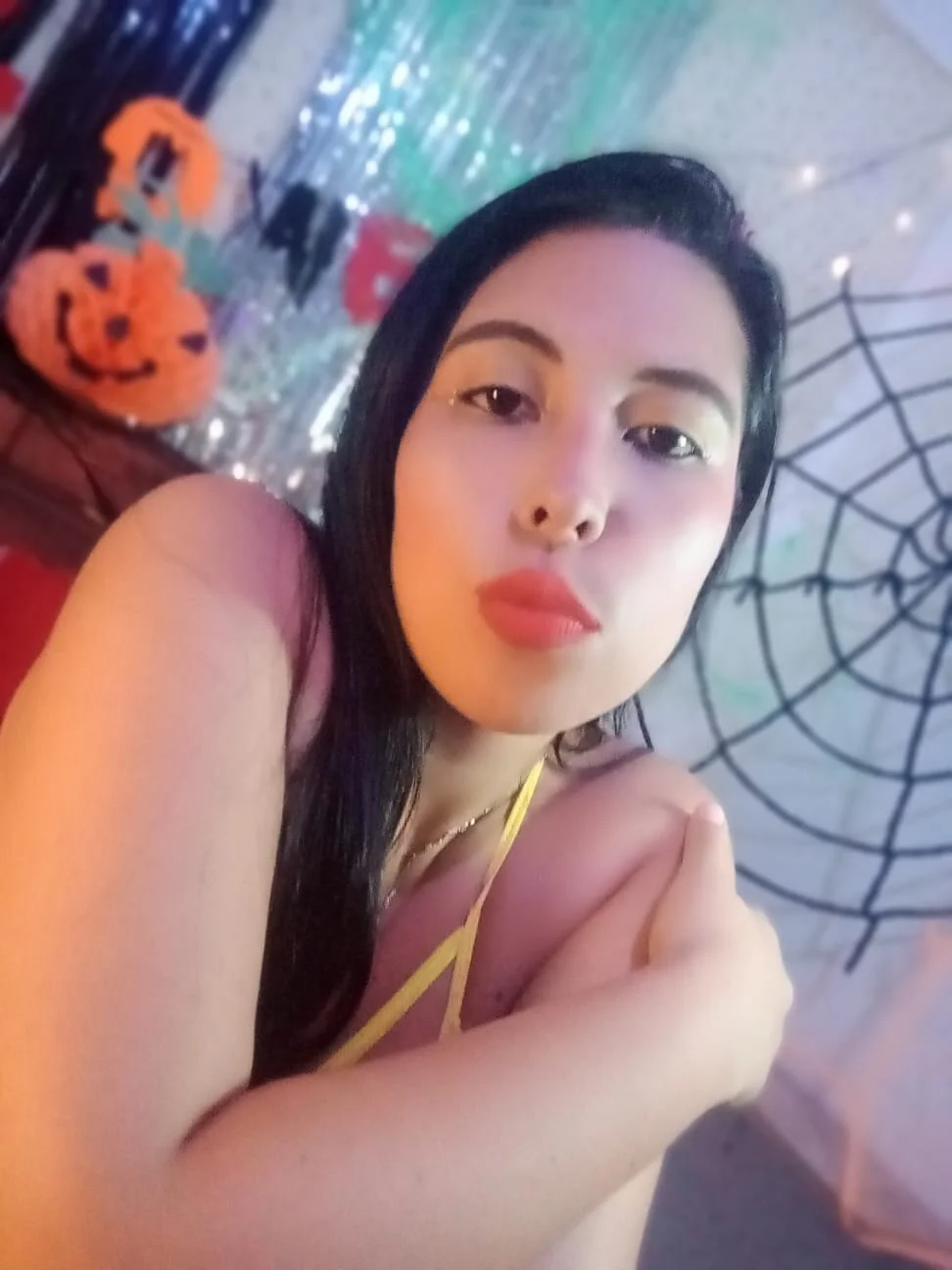 nikki_nikoll