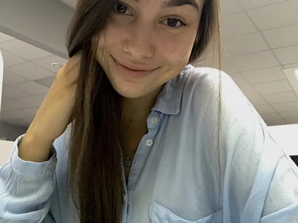 Elli_Adams' Offline Chat Room