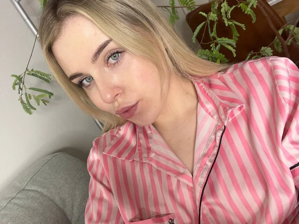 Lily_Sweet18's Offline XXX Chat