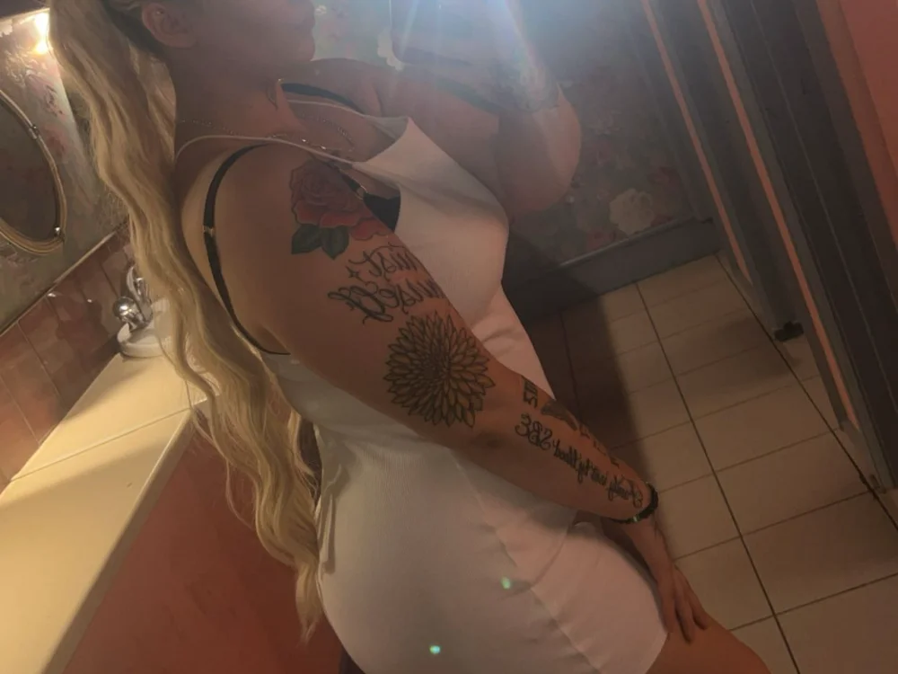 Sienna_Blonde_Milf22's Offline XXX Chat