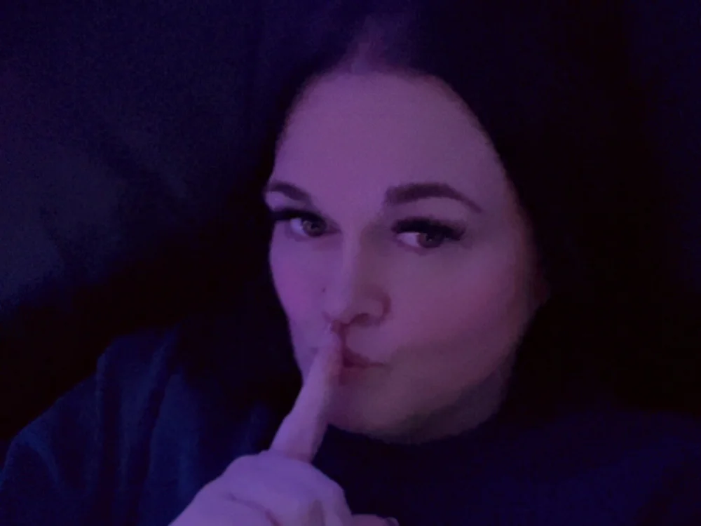 VIXENMILF25's Offline Chat Room