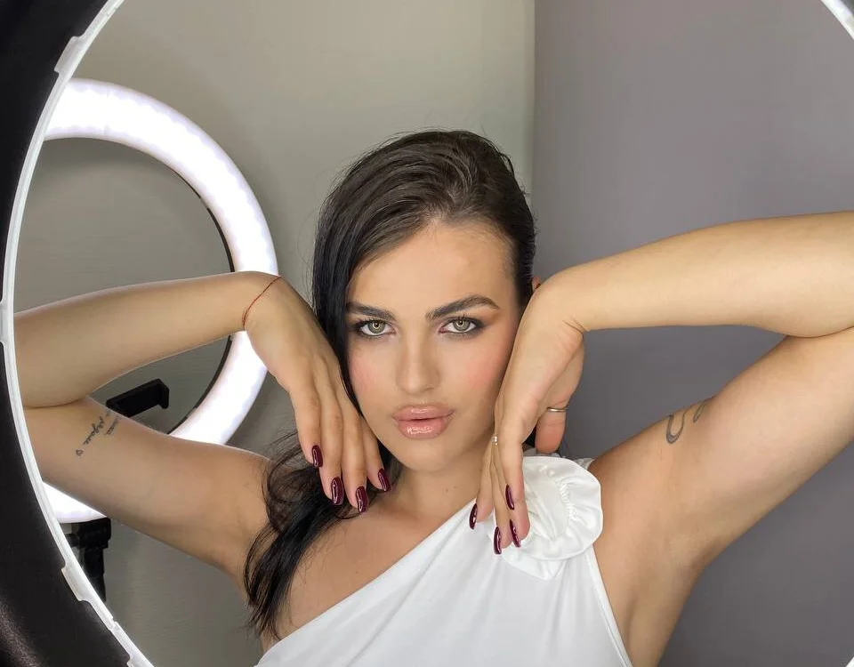 MeganBails' Offline Chat Room