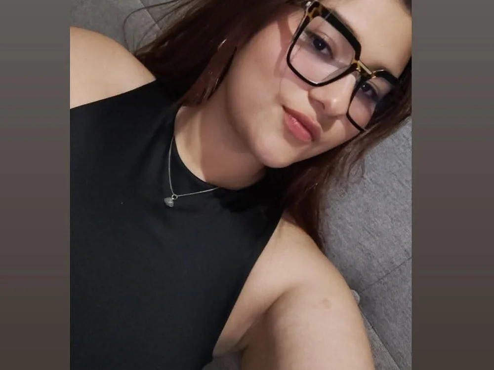 Bella_M00n's Offline XXX Chat