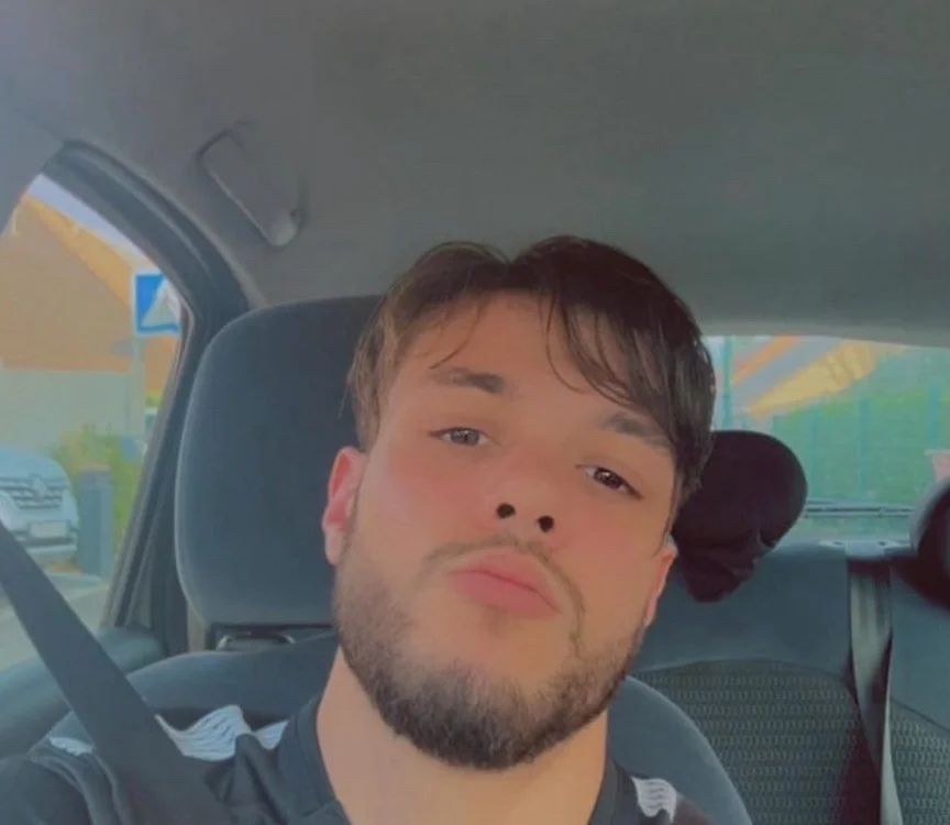 Yanis6675 Adlı Modelin Çevrimdışı Sohbet Odası