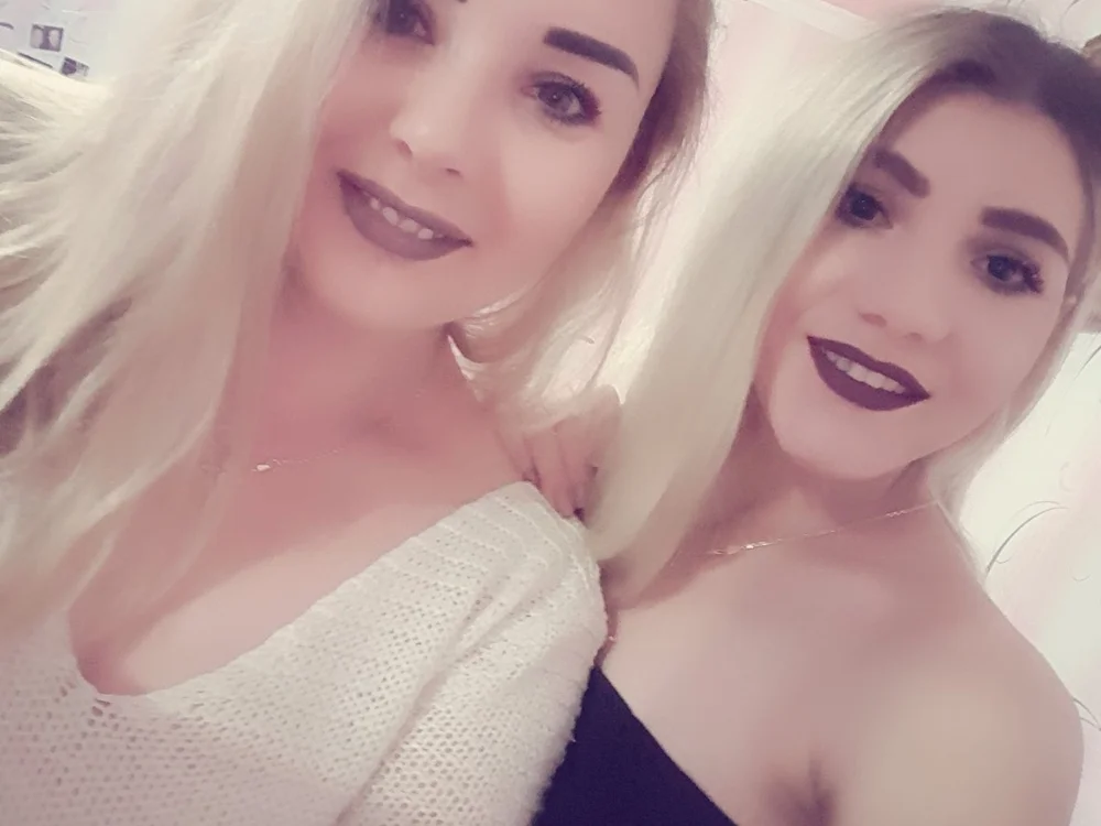 CindyAndCarol's Offline Chat Room