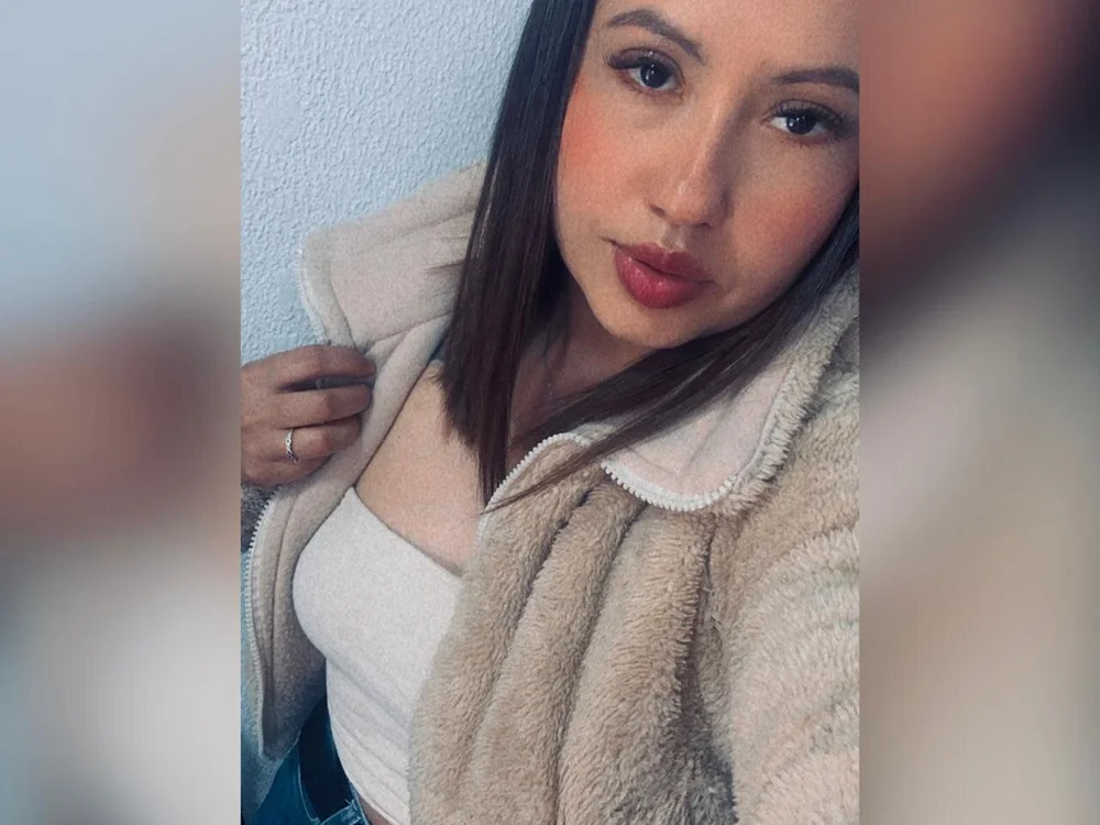 LAURA_21-'s Offline Chat Room