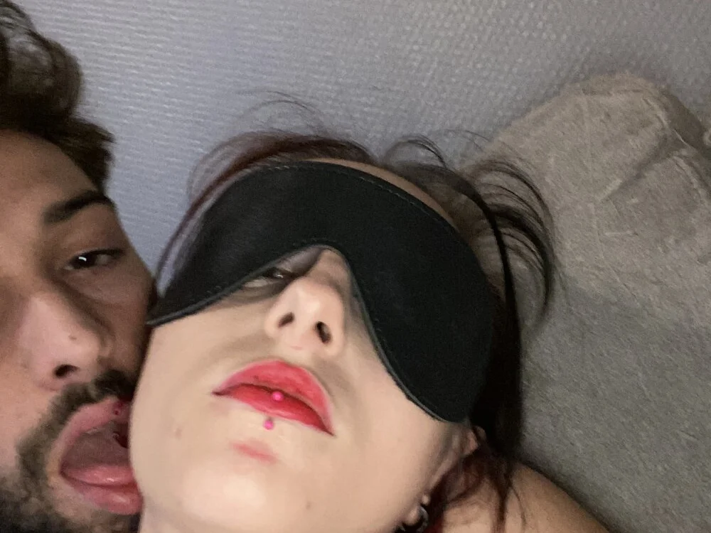 Lovesexe301's Offline XXX Chat