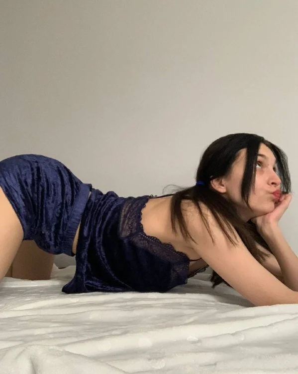 Kate_Burlesk's Offline Chat Room