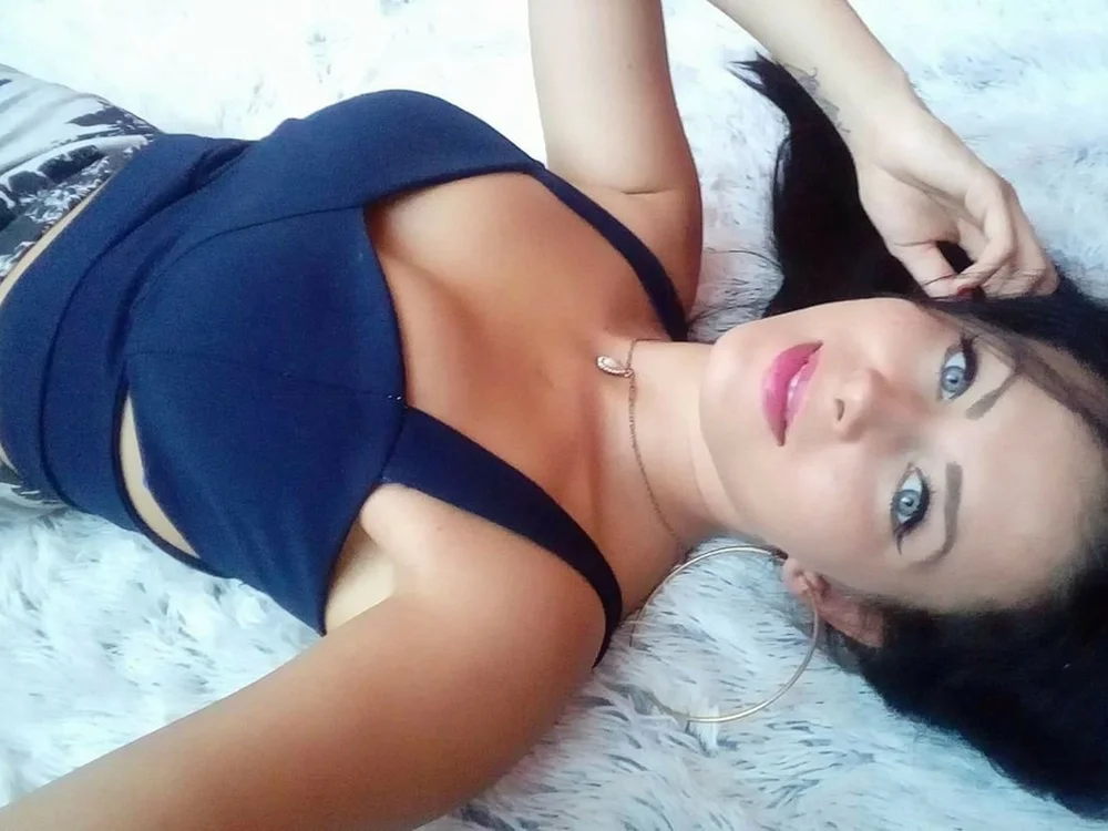 Anika_Hot_20's Offline Chat Room