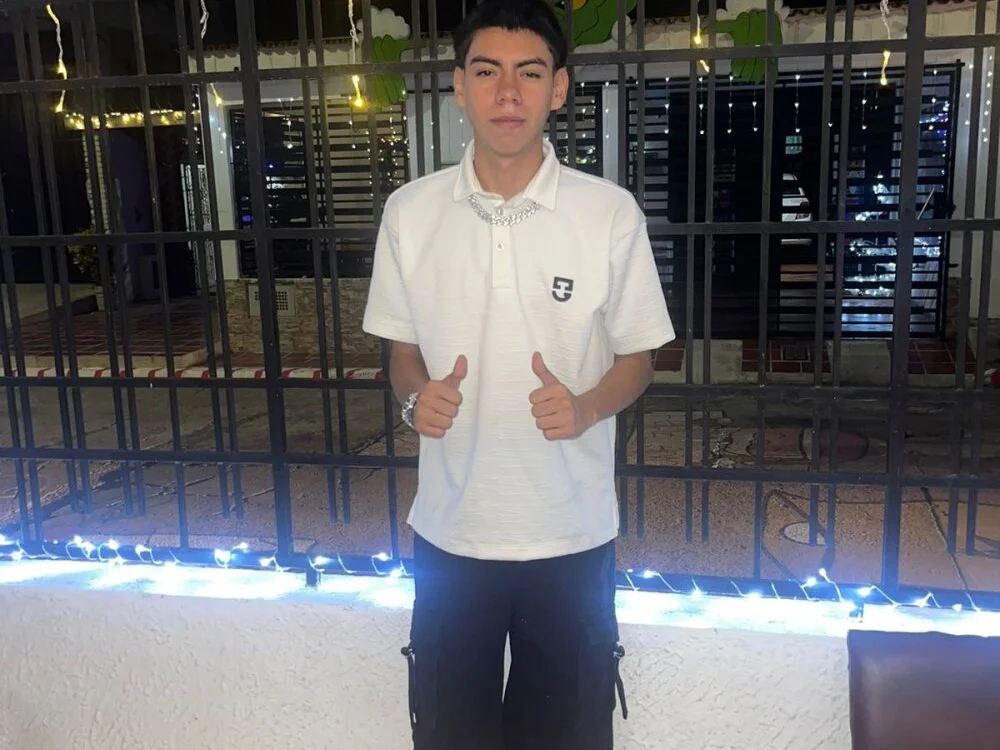 Liarr_ Offline XXX-chat