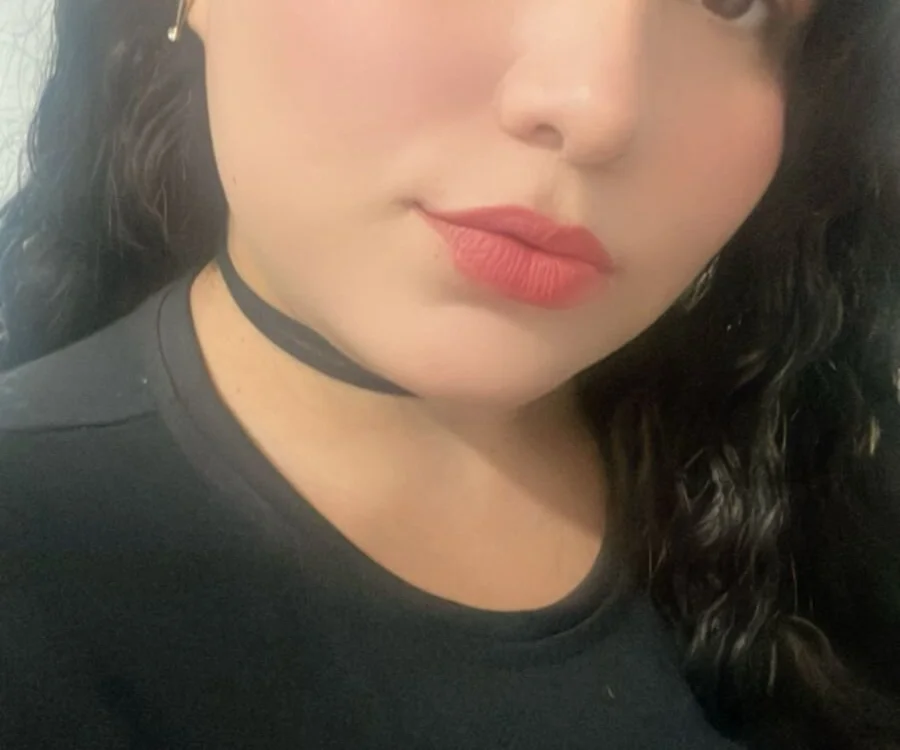 _bustylucia_'s Offline Chat Room