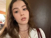 CrispyVeil live cam model