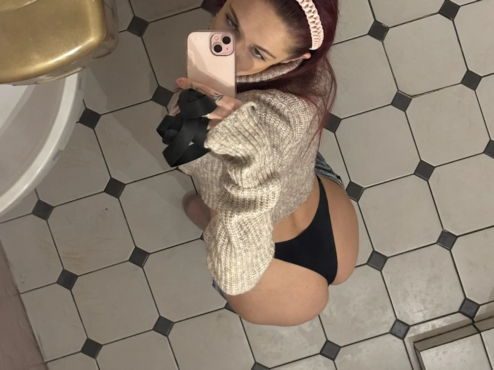 NiaSanchez69's Offline Chat Room