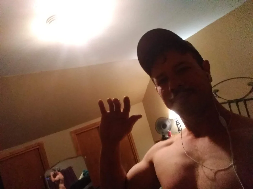 moreme4u's Offline Chat Room
