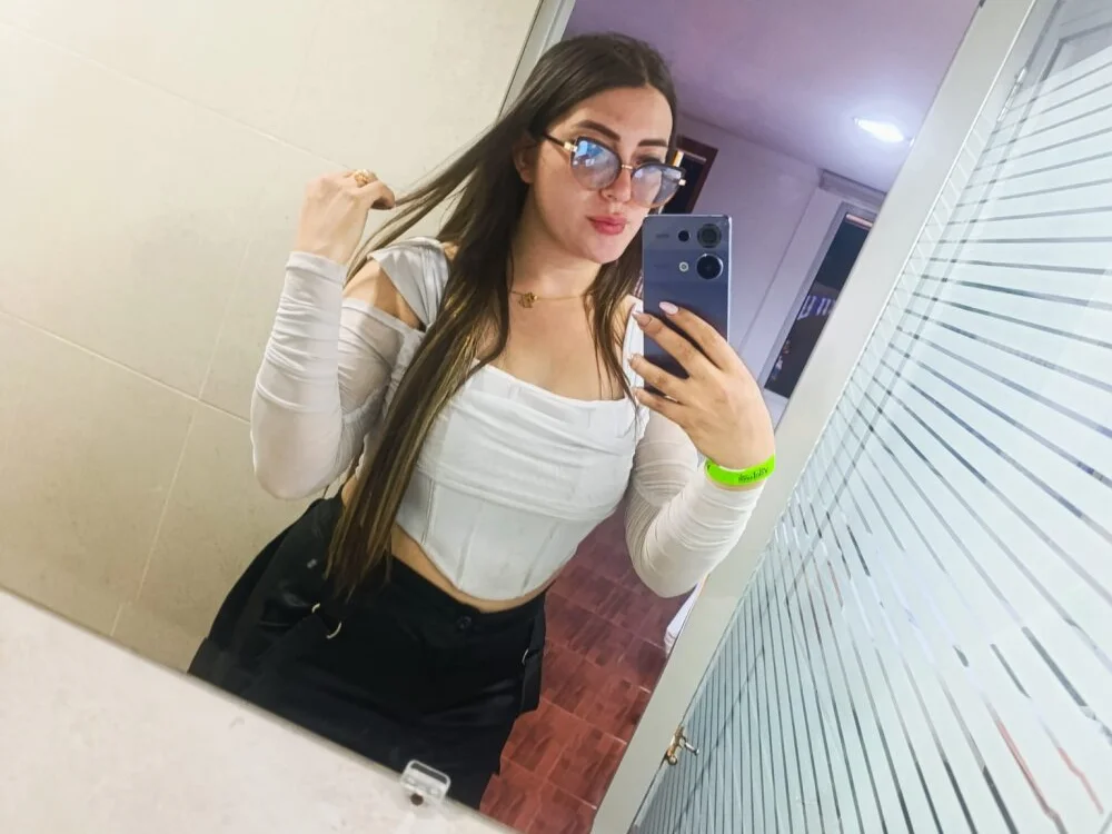 Amara_sexyy_'s Offline Chat Room