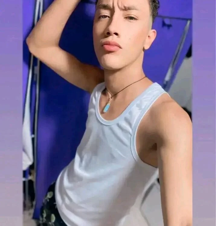 Strawberry_BoyS7's Offline XXX Chat