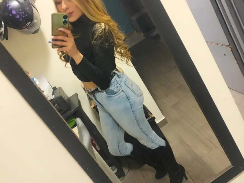 Ambar_Velle's Offline XXX Chat