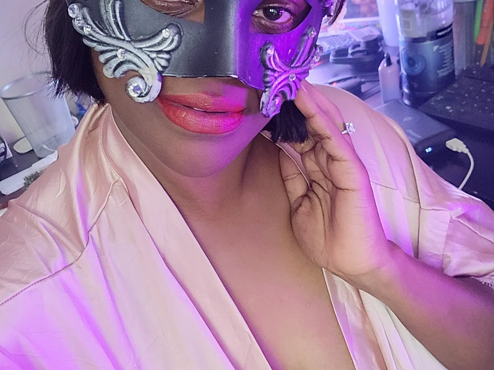 MaskedMilf82's Offline Chat Room