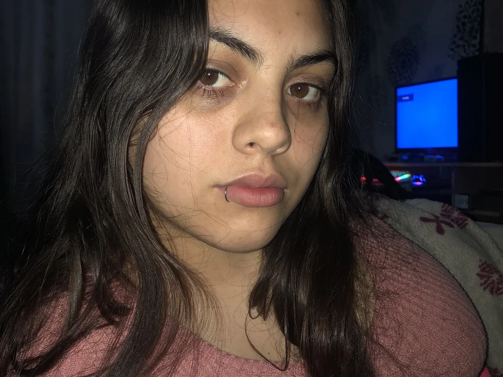Lara_bitch's Offline Chat Room