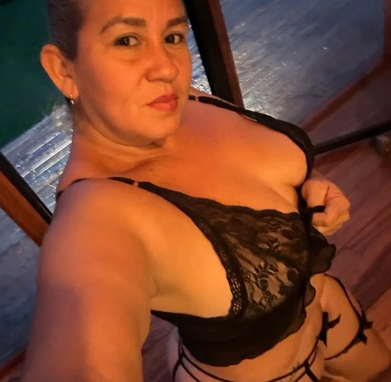 victoria_castelle's Offline XXX Chat