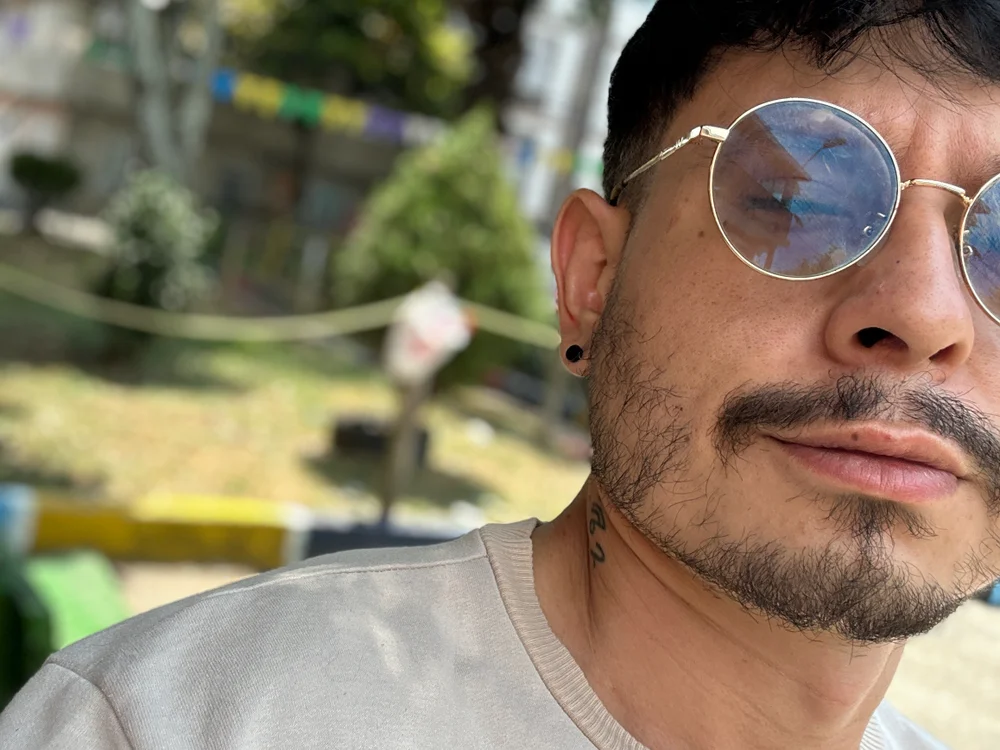 andrewlopezz Offline XXX-chat