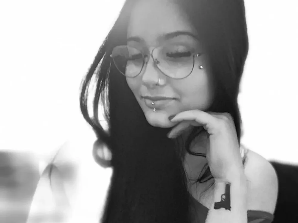 Yasminf21's Offline Chat Room