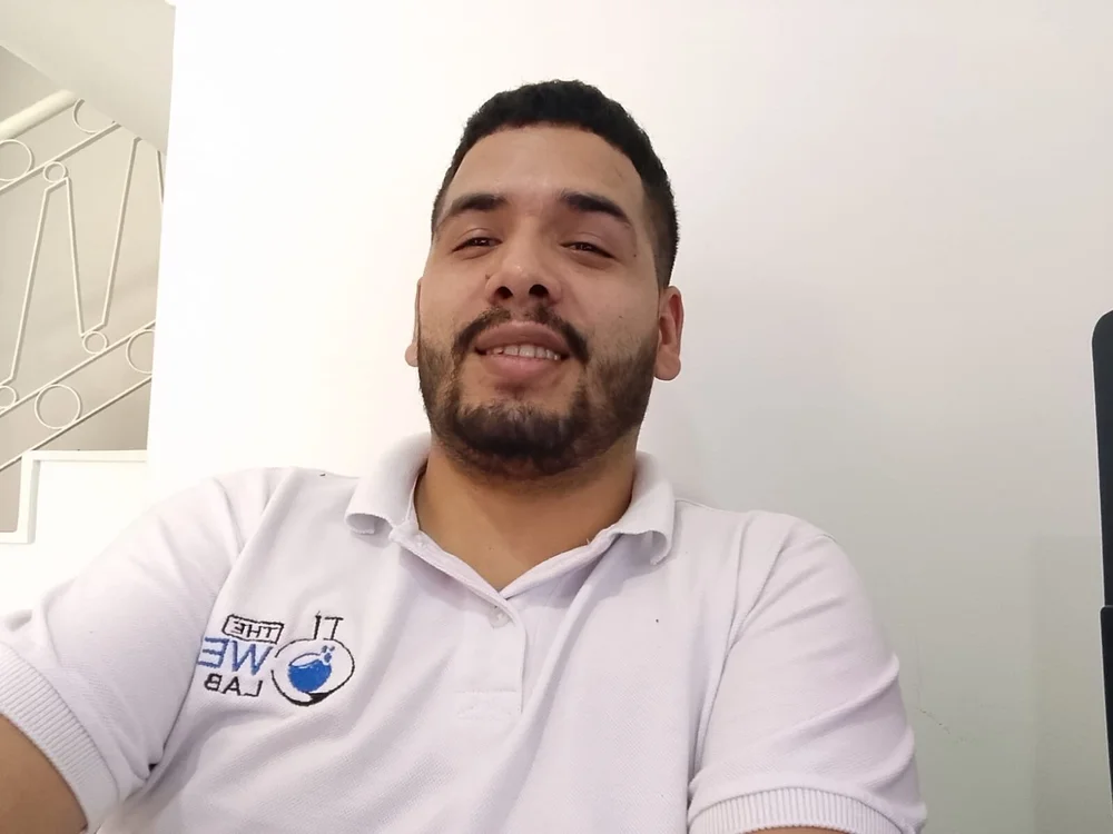 dmau26cm's Offline Chat Room
