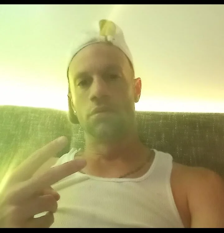 SKeeZyDoseiT's Offline XXX Chat