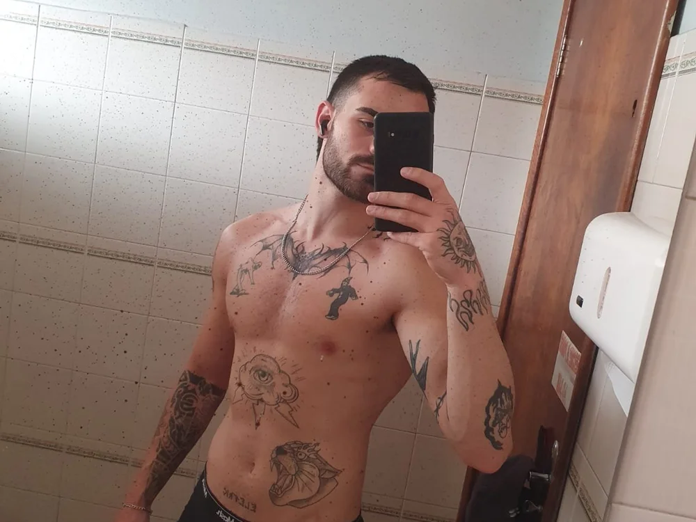 MauricioHot42's Offline XXX Chat