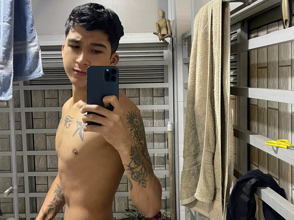 tom_Howard Chat XXX offline