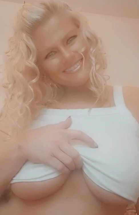 ThatOneBlonde's Offline Chat Room
