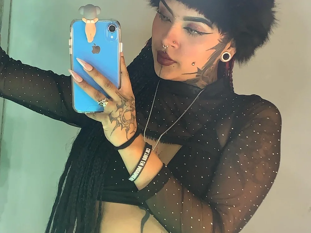 LauriInk1 Offline XXX-chat