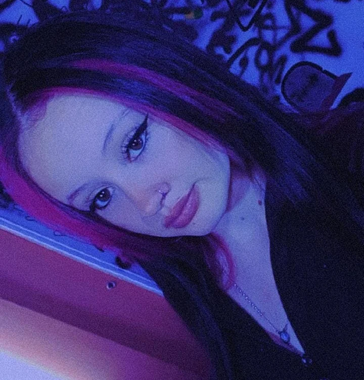 Daniela_pink1's Offline Chat Room