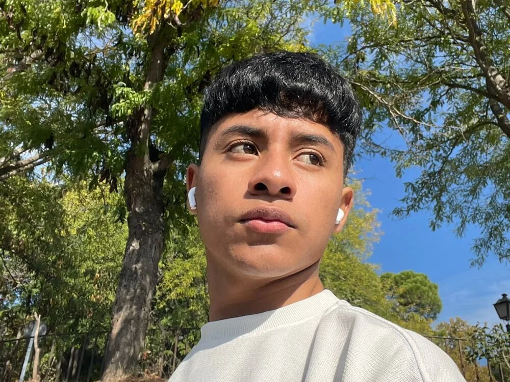 Sebas_Ross04 Offline XXX-Chat