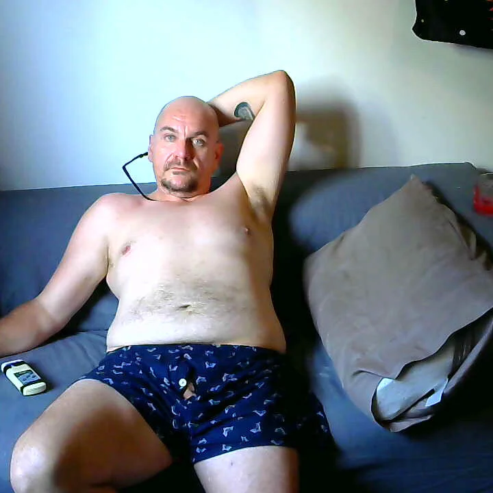 BroadBlueEyes85's Offline Chat Room