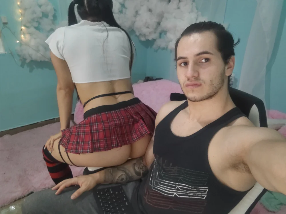 MikiAlex_'s Offline XXX Chat