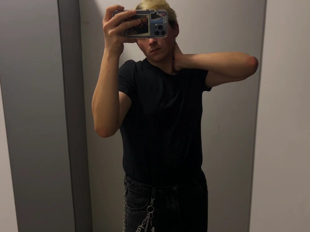 frill1 Chat XXX offline