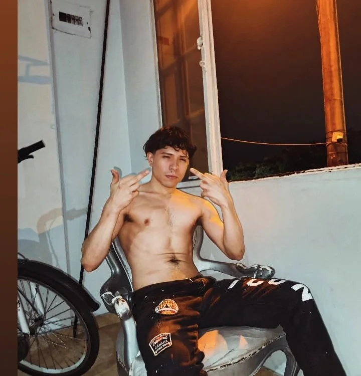 camilo_estradaa Offline XXX-Chat