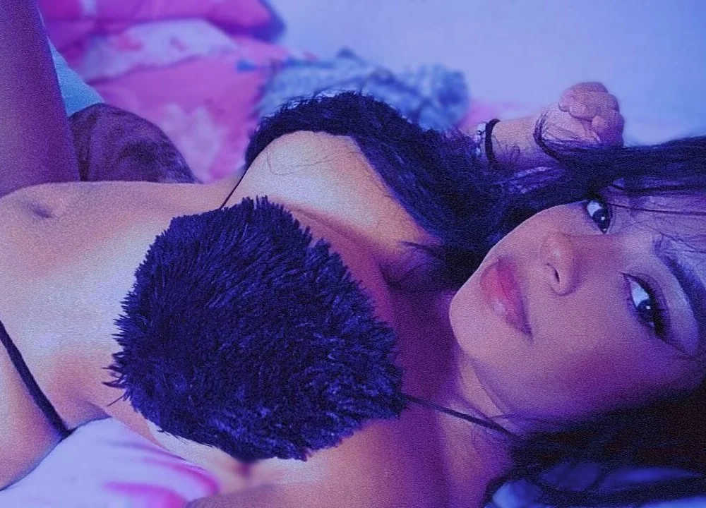 غرفة دردشة _CandyMonroe_ دون اتصال