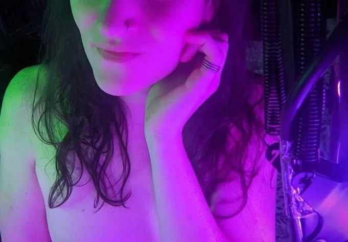 loral_lips' Offline Chat Room