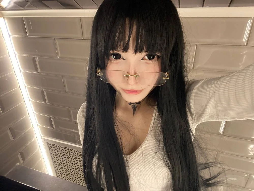 ToxiraLuneX cam model