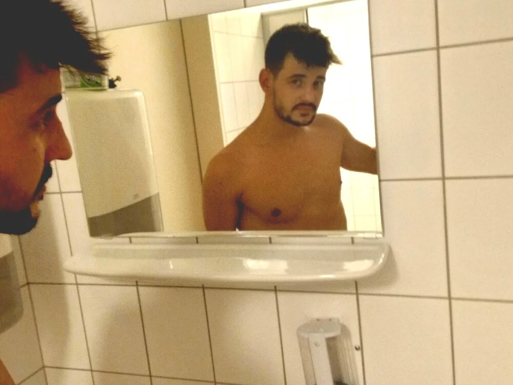 MNiGG95's Offline XXX Chat