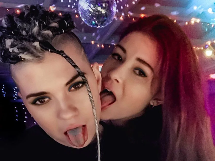 Kinky_Babes' Offline Chat Room
