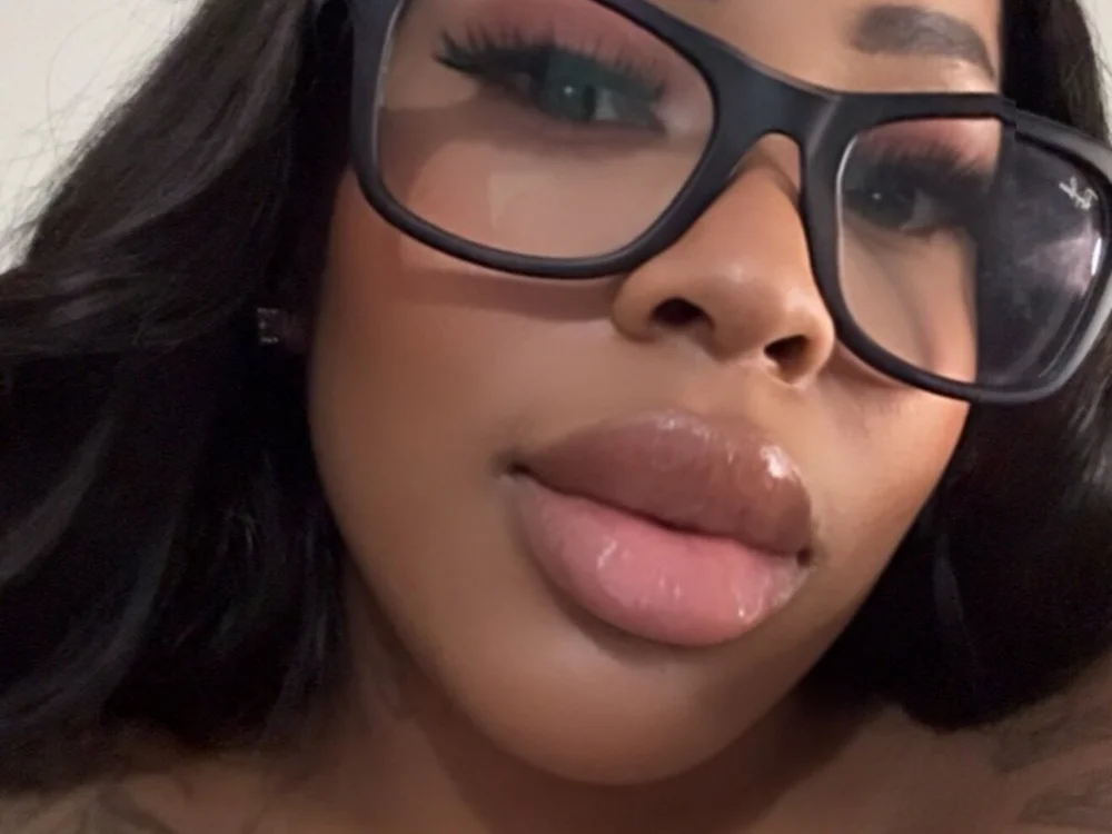 Chaneldreamz's Offline Chat Room