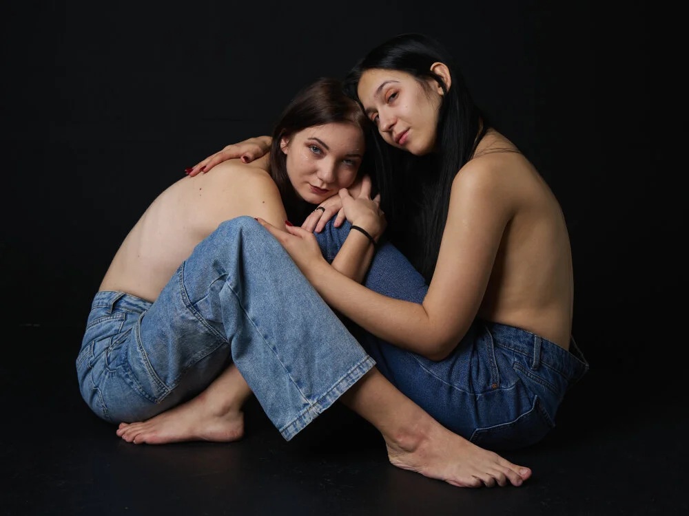 two_sugar_girl's Offline XXX Chat