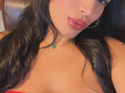 SQUIRTINGQUEEN11 on StripChat