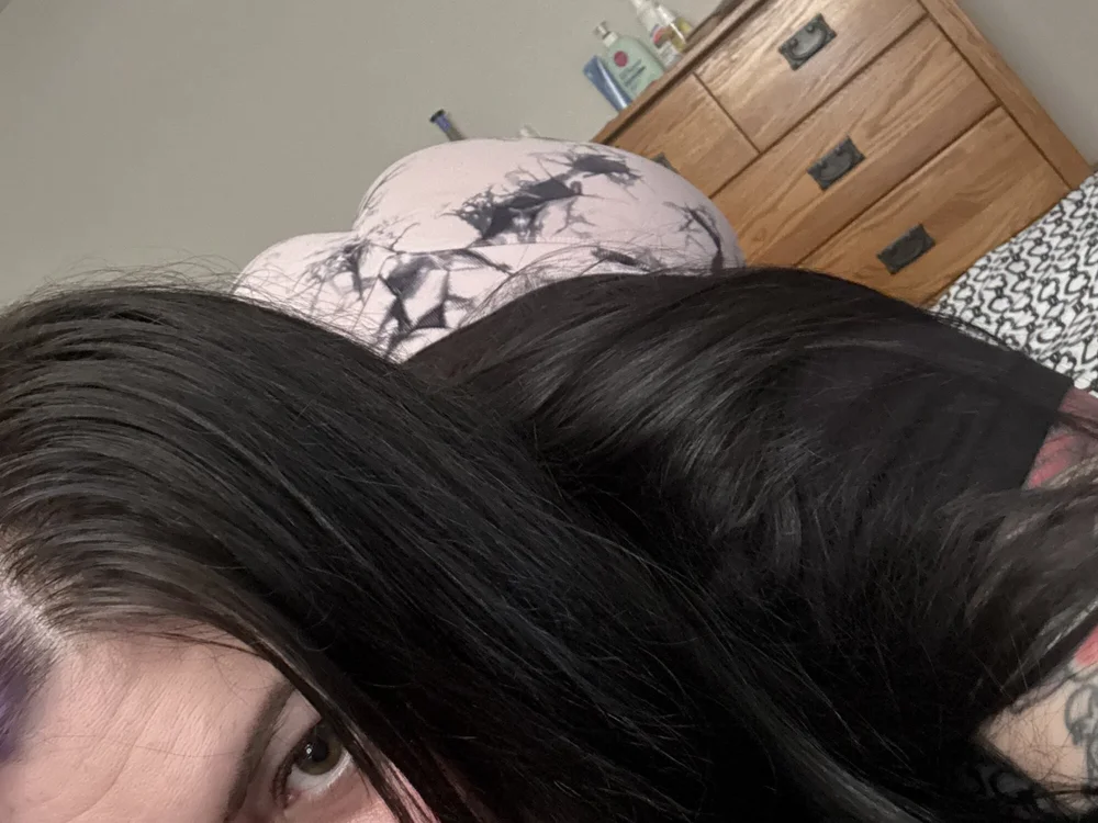 Tattooedbratt's Offline Chat Room