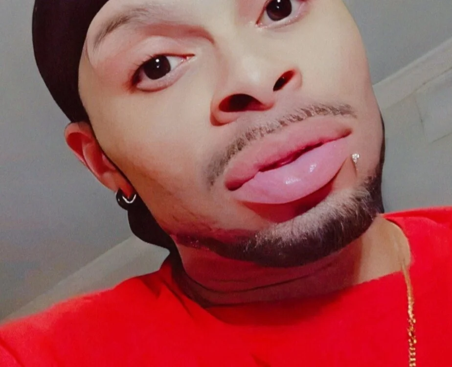 YellowBezzyRomey88's Offline XXX Chat